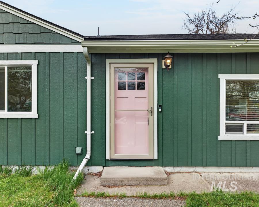 104 N Blaine St., Moscow, Idaho 83843, 4 Bedrooms, 2 Bathrooms, Residential For Sale, Price $447,500, 98982270