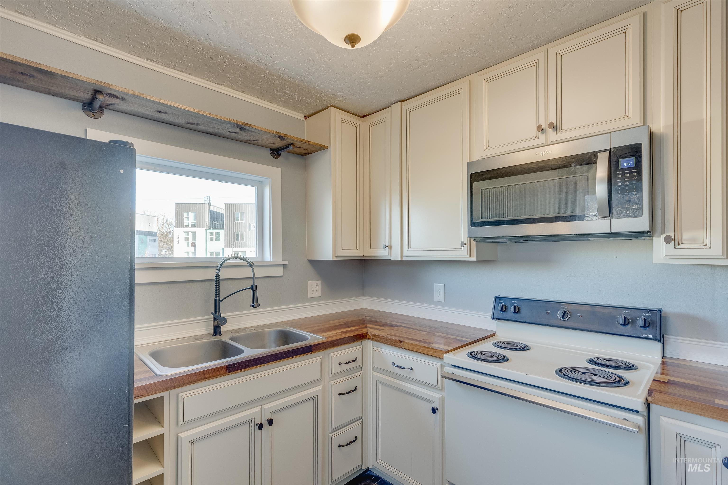 212 E Henley St., Moscow, Idaho 83843, 3 Bedrooms, 2 Bathrooms, Residential For Sale, Price $399,000, 98982291