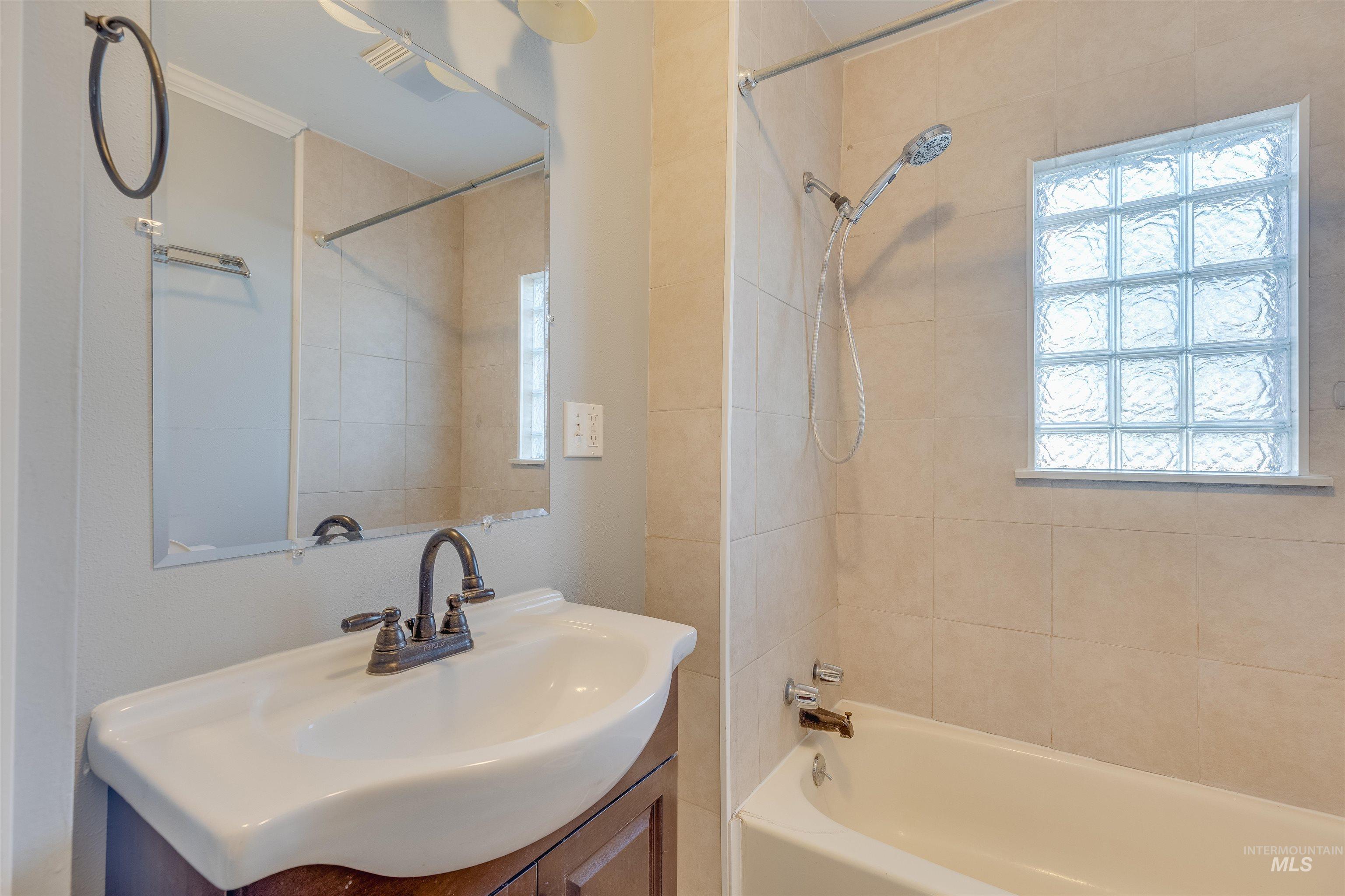 212 E Henley St., Moscow, Idaho 83843, 3 Bedrooms, 2 Bathrooms, Residential For Sale, Price $399,000, 98982291