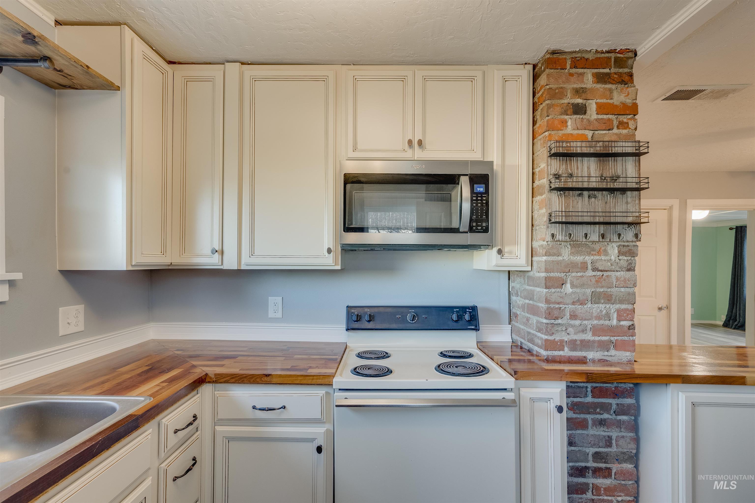 212 E Henley St., Moscow, Idaho 83843, 3 Bedrooms, 2 Bathrooms, Residential For Sale, Price $399,000, 98982291