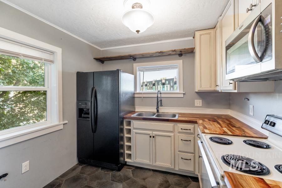 212 E Henley St., Moscow, Idaho 83843, 3 Bedrooms, 2 Bathrooms, Residential For Sale, Price $399,000, 98982291