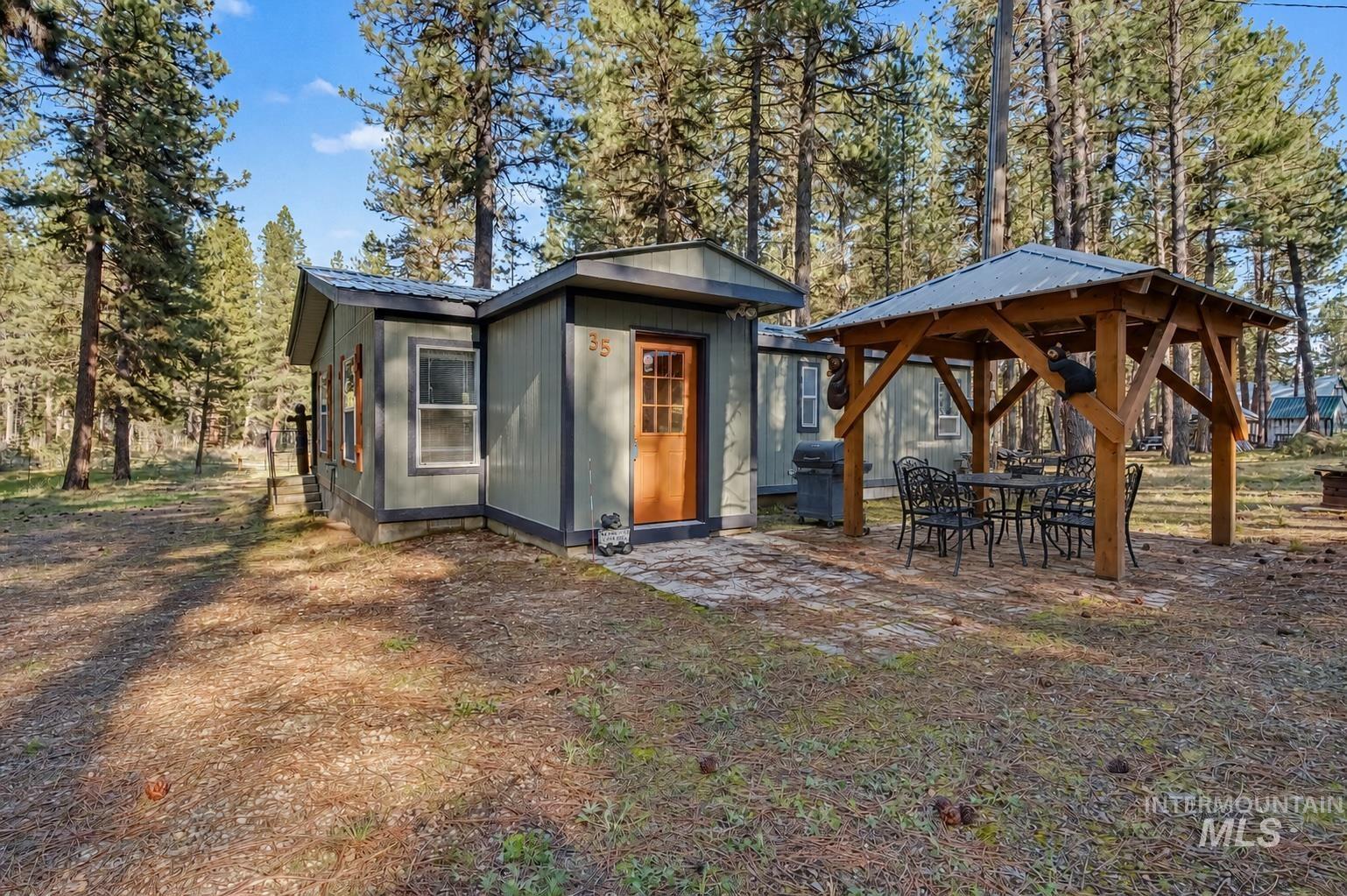 35 Hiatt Circle, Idaho City, Idaho 83631, 2 Bedrooms, 2 Bathrooms, Residential For Sale, Price $379,900, 98982322