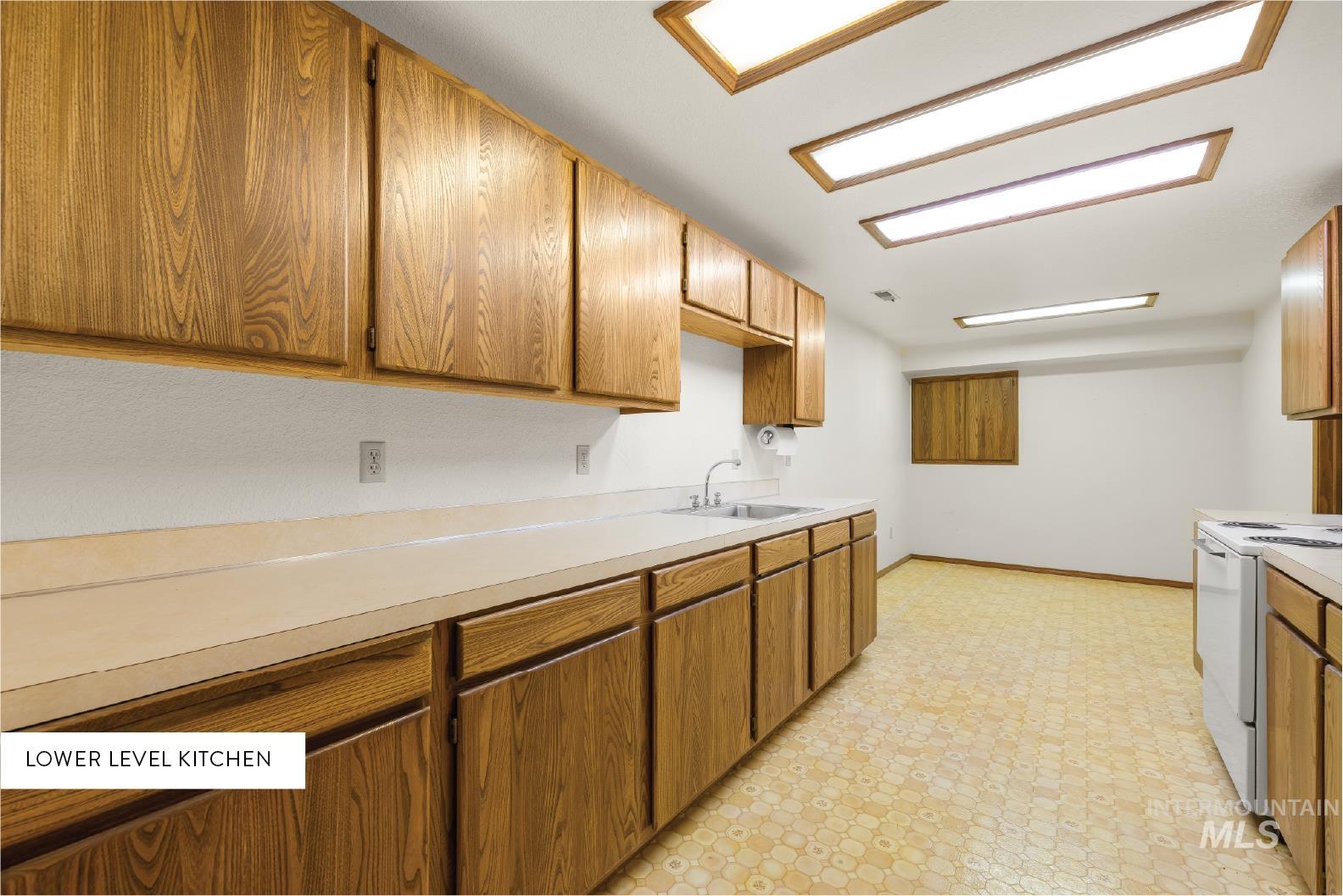 1096 S Kingfisher Way, Boise, Idaho 83709, 4 Bedrooms, 3.5 Bathrooms, Residential For Sale, Price $725,000,MLS 98982327