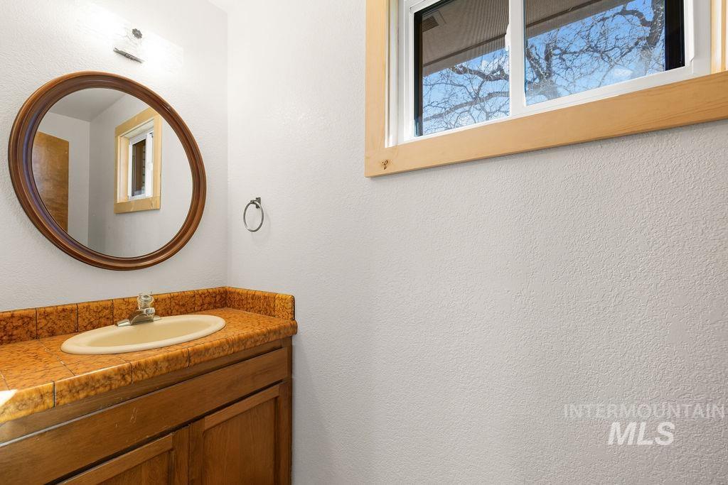 1096 S Kingfisher Way, Boise, Idaho 83709, 4 Bedrooms, 3.5 Bathrooms, Residential For Sale, Price $725,000,MLS 98982327