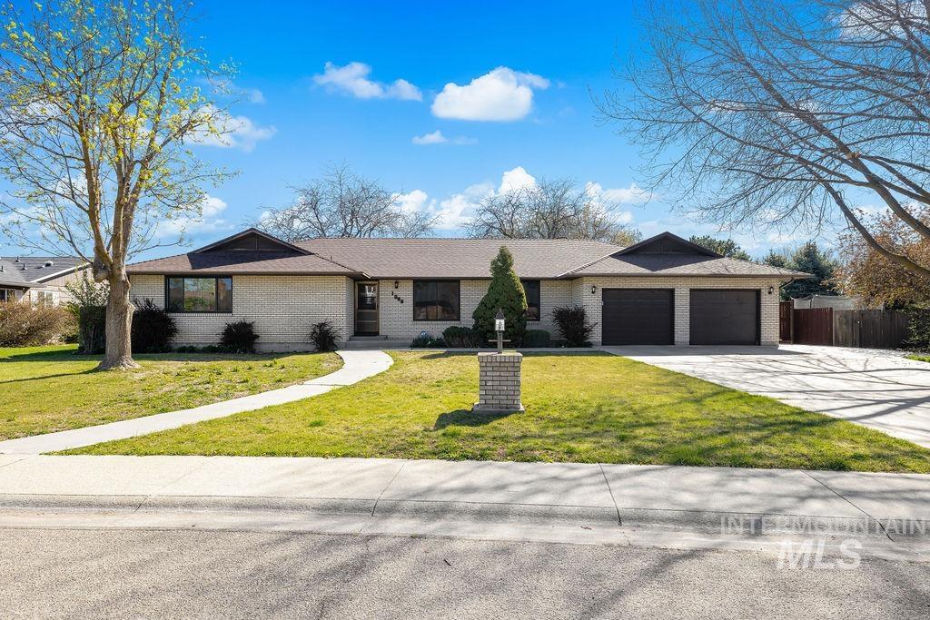 1096 S Kingfisher Way, Boise, Idaho 83709, 4 Bedrooms, 3.5 Bathrooms, Residential For Sale, Price $725,000,MLS 98982327