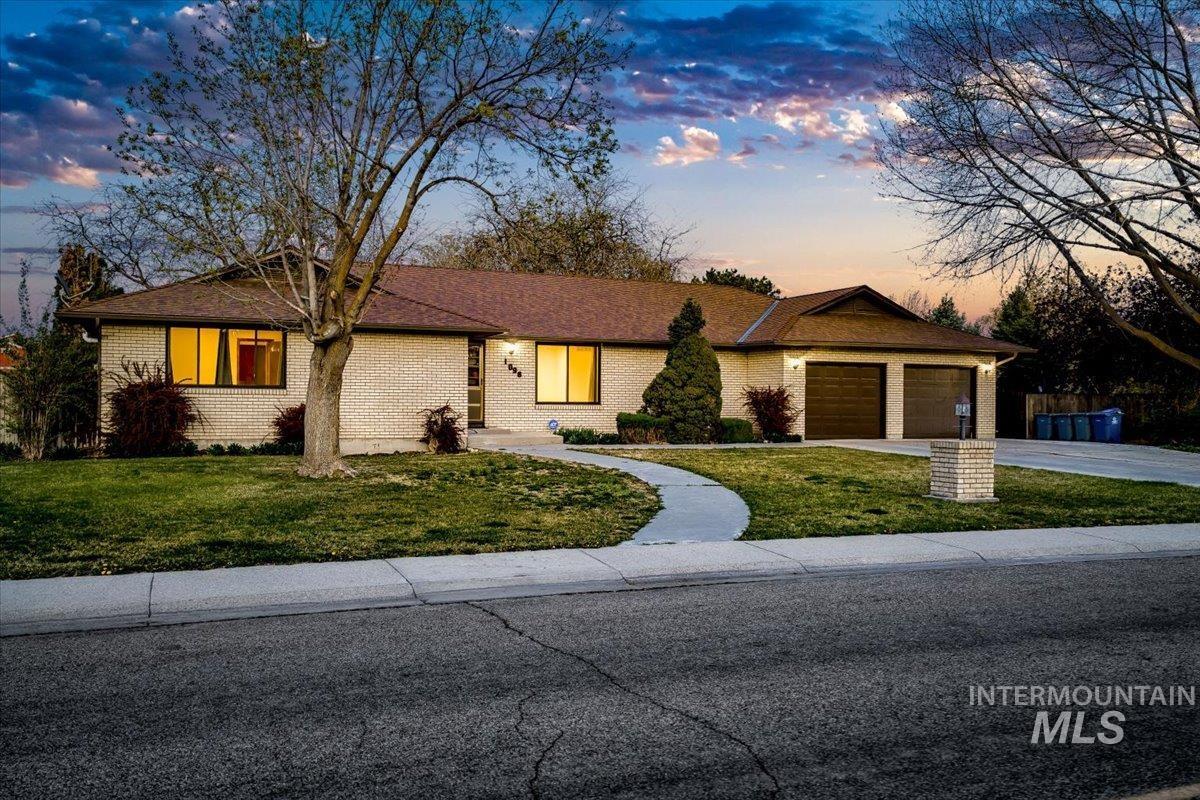 1096 S Kingfisher Way, Boise, Idaho 83709, 4 Bedrooms, 3.5 Bathrooms, Residential For Sale, Price $725,000,MLS 98982327