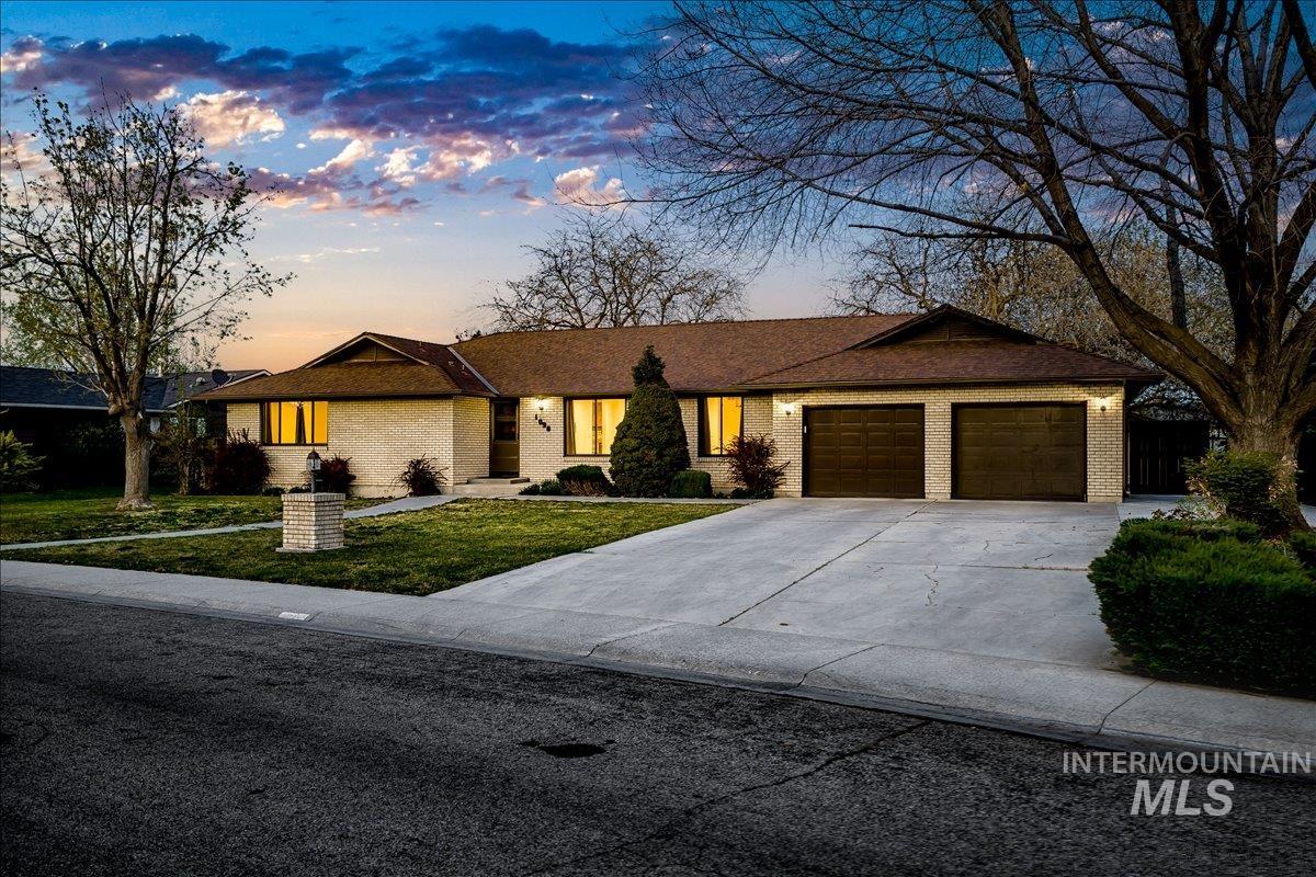 1096 S Kingfisher Way, Boise, Idaho 83709, 4 Bedrooms, 3.5 Bathrooms, Residential For Sale, Price $725,000,MLS 98982327