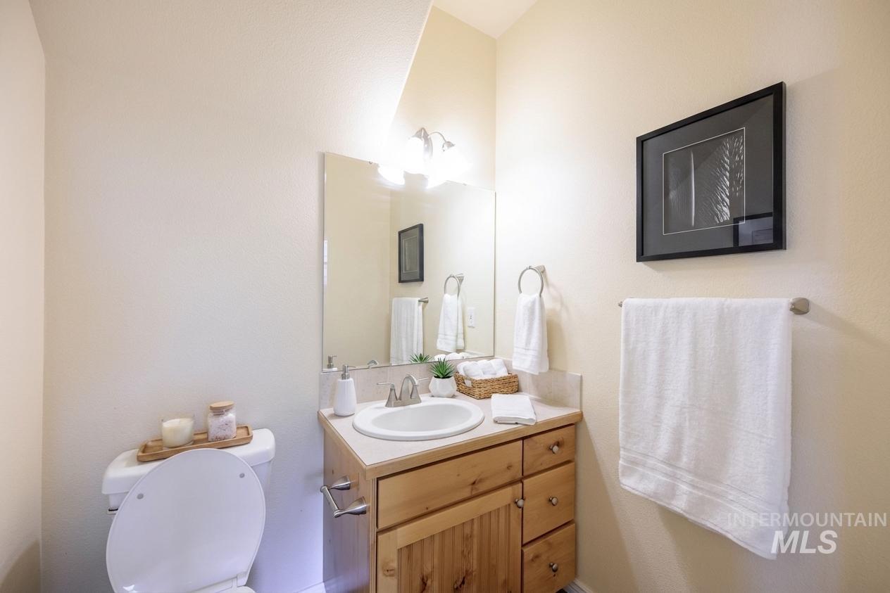 427 S Silver Bow Ave., Eagle, Idaho 83616, 4 Bedrooms, 2.5 Bathrooms, Residential For Sale, Price $695,000,MLS 98982328