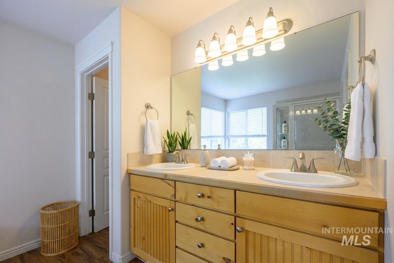 427 S Silver Bow Ave., Eagle, Idaho 83616, 4 Bedrooms, 2.5 Bathrooms, Residential For Sale, Price $695,000,MLS 98982328