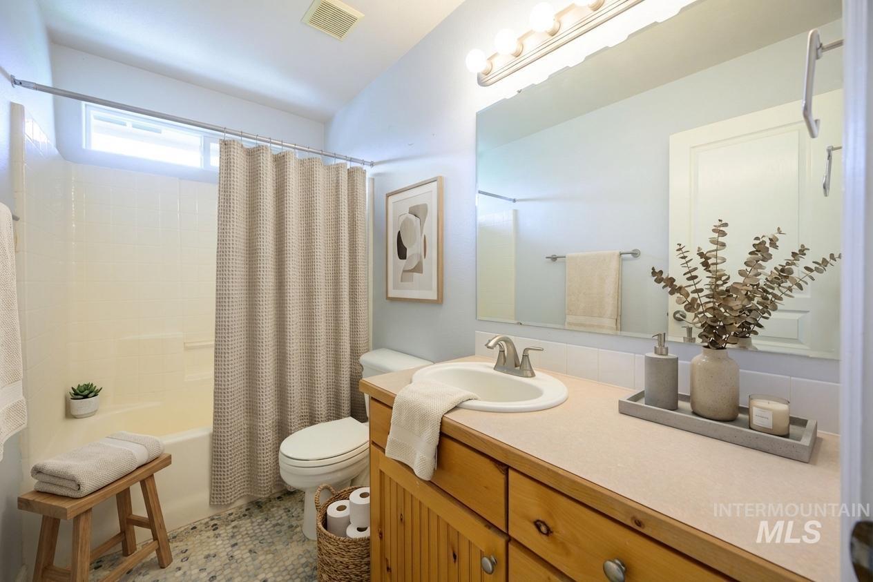 427 S Silver Bow Ave., Eagle, Idaho 83616, 4 Bedrooms, 2.5 Bathrooms, Residential For Sale, Price $695,000,MLS 98982328