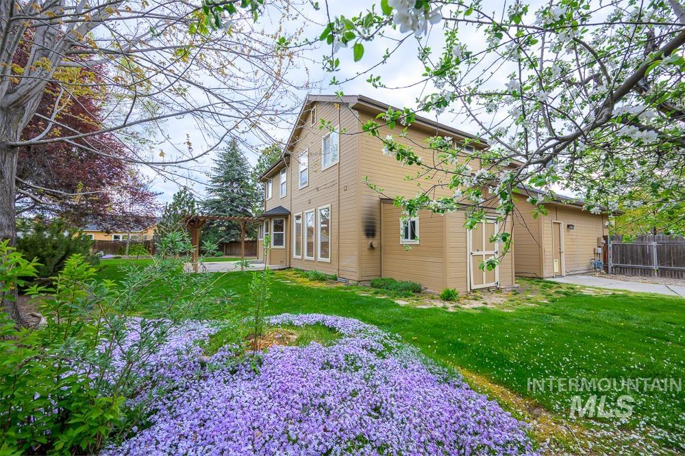 427 S Silver Bow Ave., Eagle, Idaho 83616, 4 Bedrooms, 2.5 Bathrooms, Residential For Sale, Price $695,000,MLS 98982328