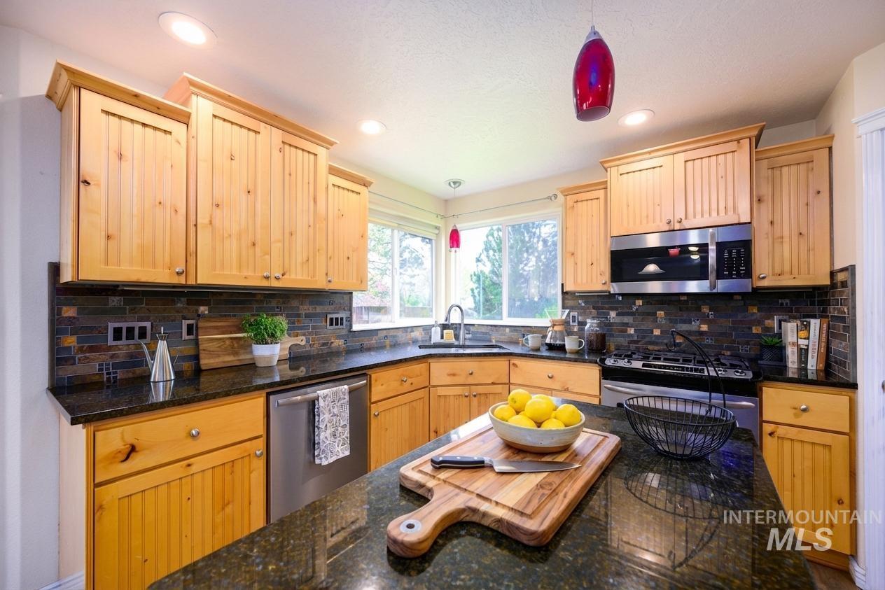 427 S Silver Bow Ave., Eagle, Idaho 83616, 4 Bedrooms, 2.5 Bathrooms, Residential For Sale, Price $695,000,MLS 98982328