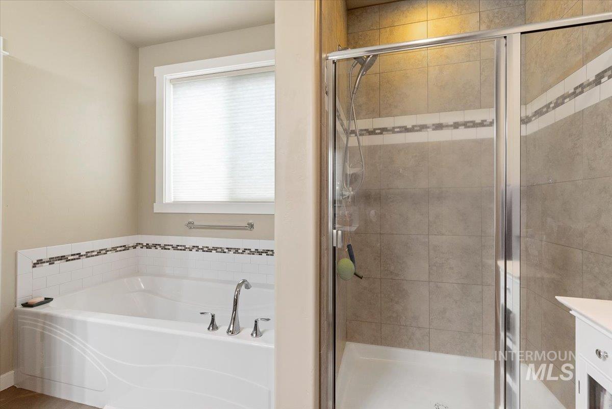 1011 W Riodosa, Meridian, Idaho 83642, 4 Bedrooms, 2.5 Bathrooms, Residential For Sale, Price $634,900,MLS 98982340