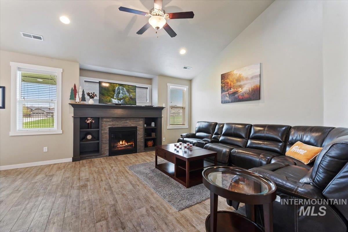 1011 W Riodosa, Meridian, Idaho 83642, 4 Bedrooms, 2.5 Bathrooms, Residential For Sale, Price $634,900,MLS 98982340