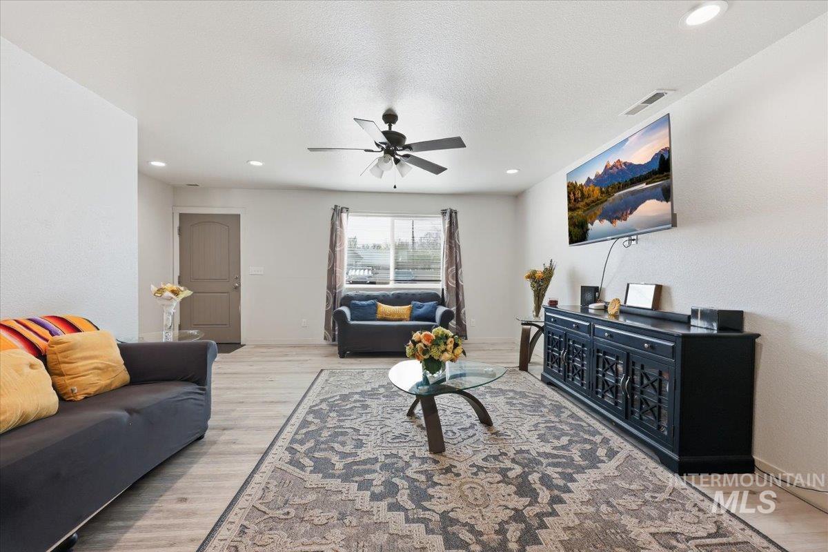 126 E Ravenna Ln, Nampa, Idaho 83687, 3 Bedrooms, 2.5 Bathrooms, Residential For Sale, Price $310,000,MLS 98982344