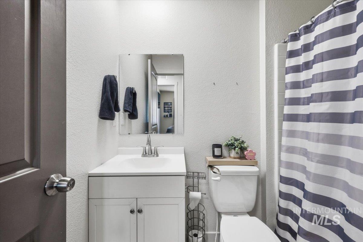 126 E Ravenna Ln, Nampa, Idaho 83687, 3 Bedrooms, 2.5 Bathrooms, Residential For Sale, Price $310,000,MLS 98982344