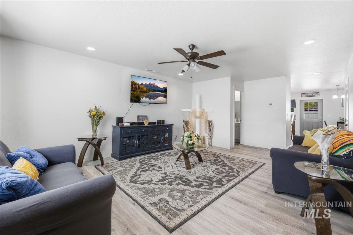 126 E Ravenna Ln, Nampa, Idaho 83687, 3 Bedrooms, 2.5 Bathrooms, Residential For Sale, Price $310,000,MLS 98982344