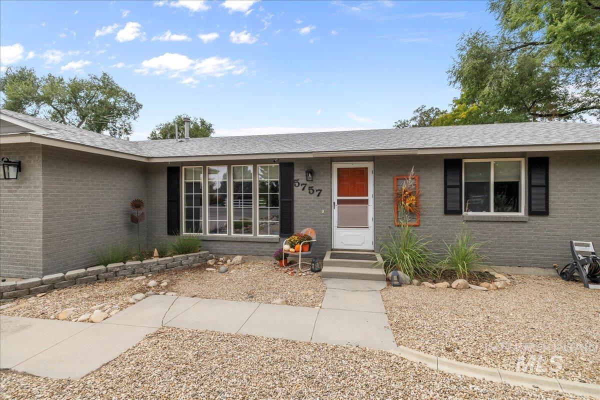 5757 S Cole Rd, Boise, Idaho 83709, 3 Bedrooms, 2 Bathrooms, Residential For Sale, Price $625,000,MLS 98982354