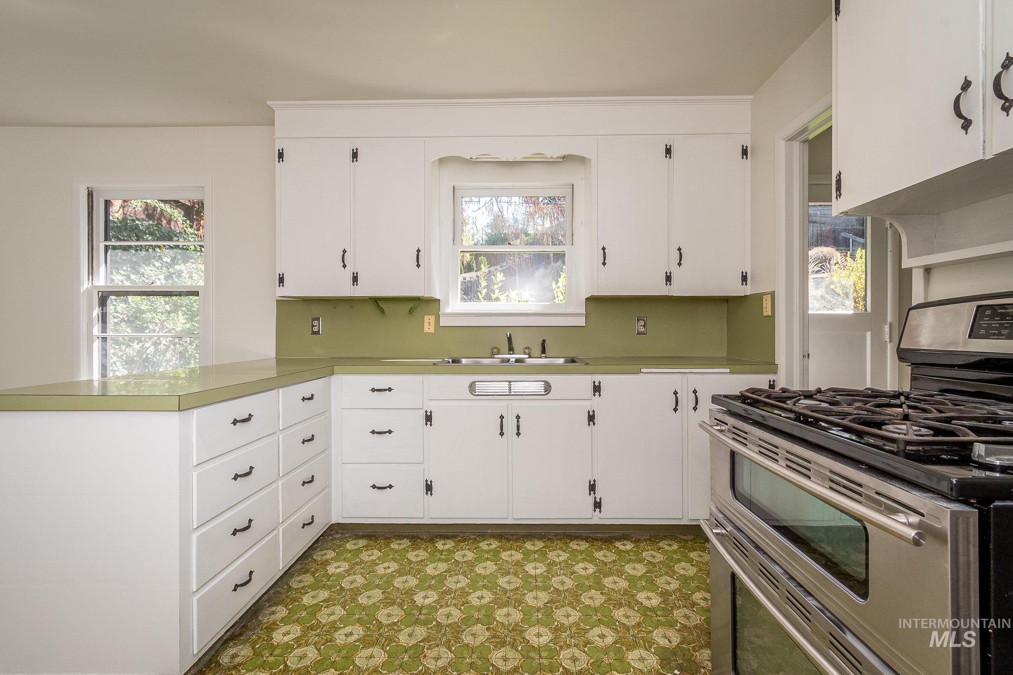 1304 W Rose Park Cir., Boise, Idaho 83702, 2 Bedrooms, 1 Bathroom, Residential For Sale, Price $525,000, 98982357