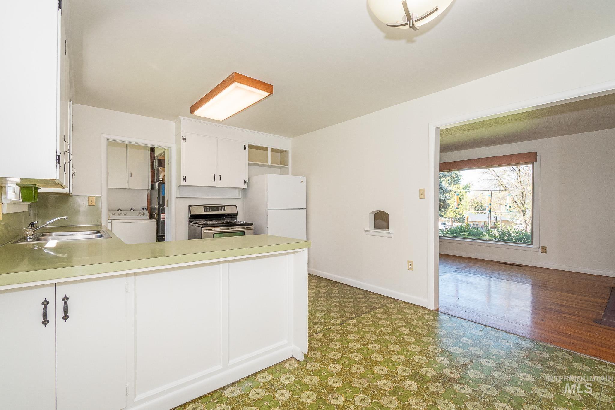 1304 W Rose Park Cir., Boise, Idaho 83702, 2 Bedrooms, 1 Bathroom, Residential For Sale, Price $525,000, 98982357