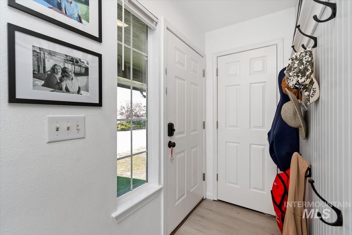 2810 E Eastgate Dr, Boise, Idaho 83716, 3 Bedrooms, 2 Bathrooms, Residential For Sale, Price $385,000,MLS 98982359