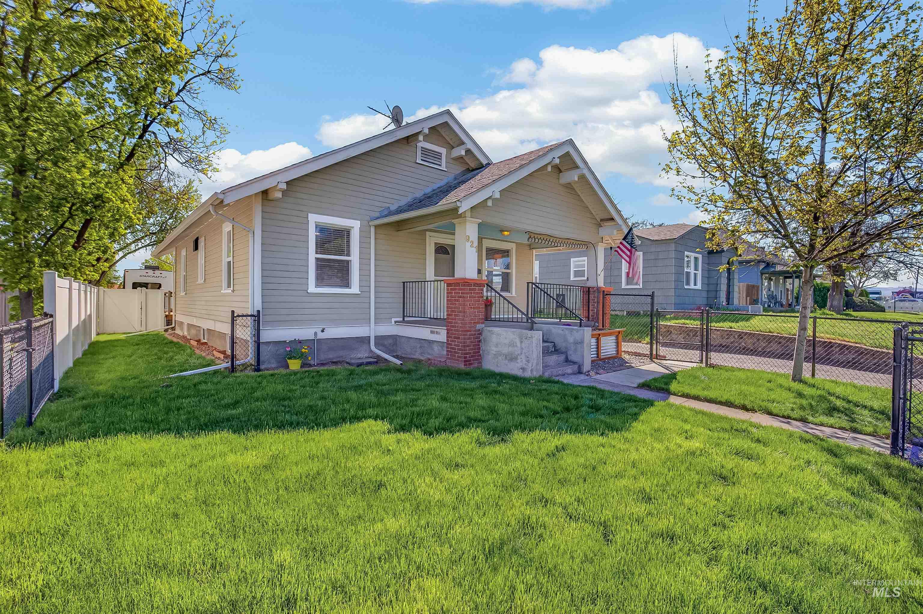 921 3rd Street, Clarkston, Washington 99403, 2 Bedrooms, 1 Bathroom, Residential For Sale, Price $290,000,MLS 98982363