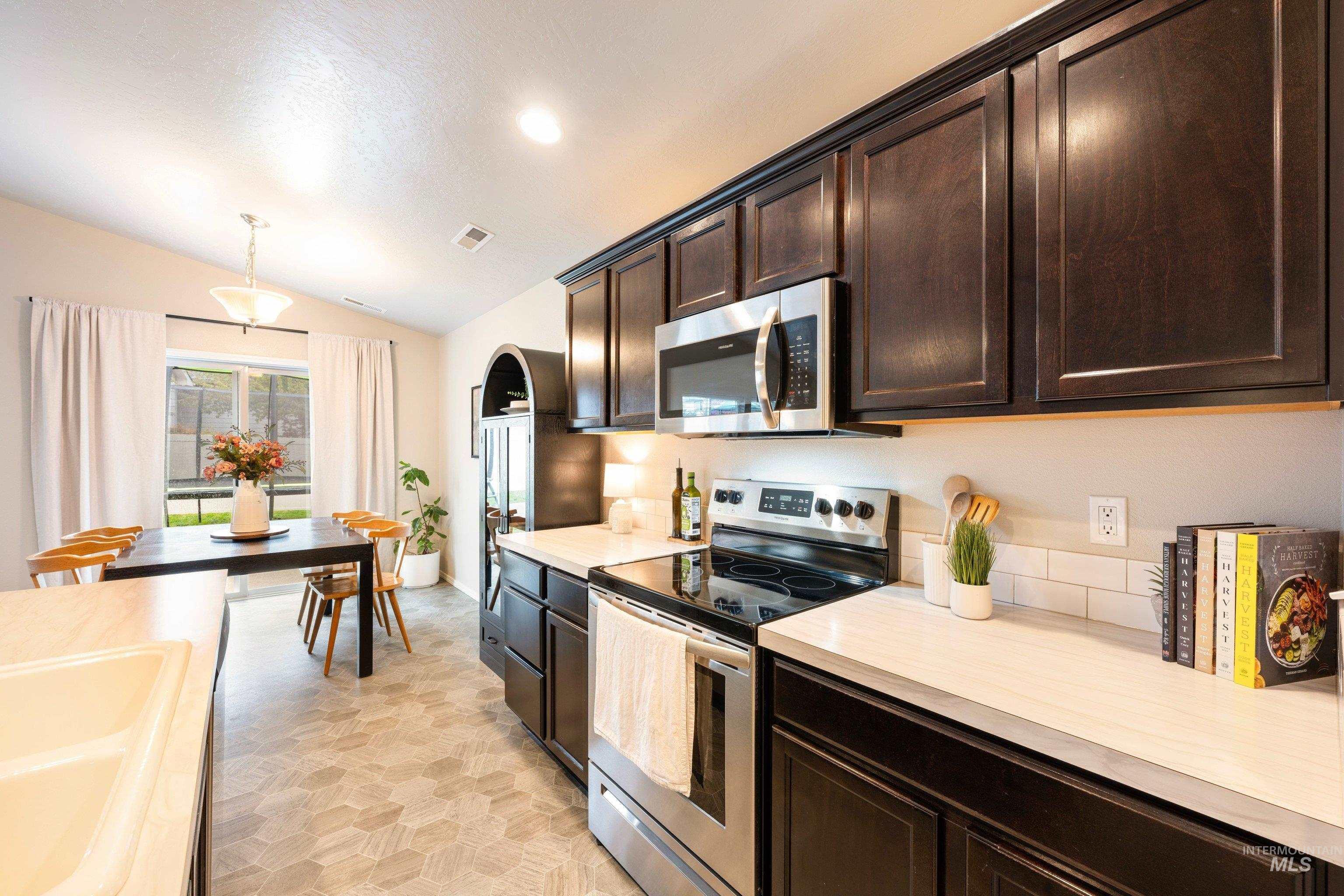 2983 W McIntosh St, Kuna, Idaho 83634, 3 Bedrooms, 2 Bathrooms, Residential For Sale, Price $400,000,MLS 98982366