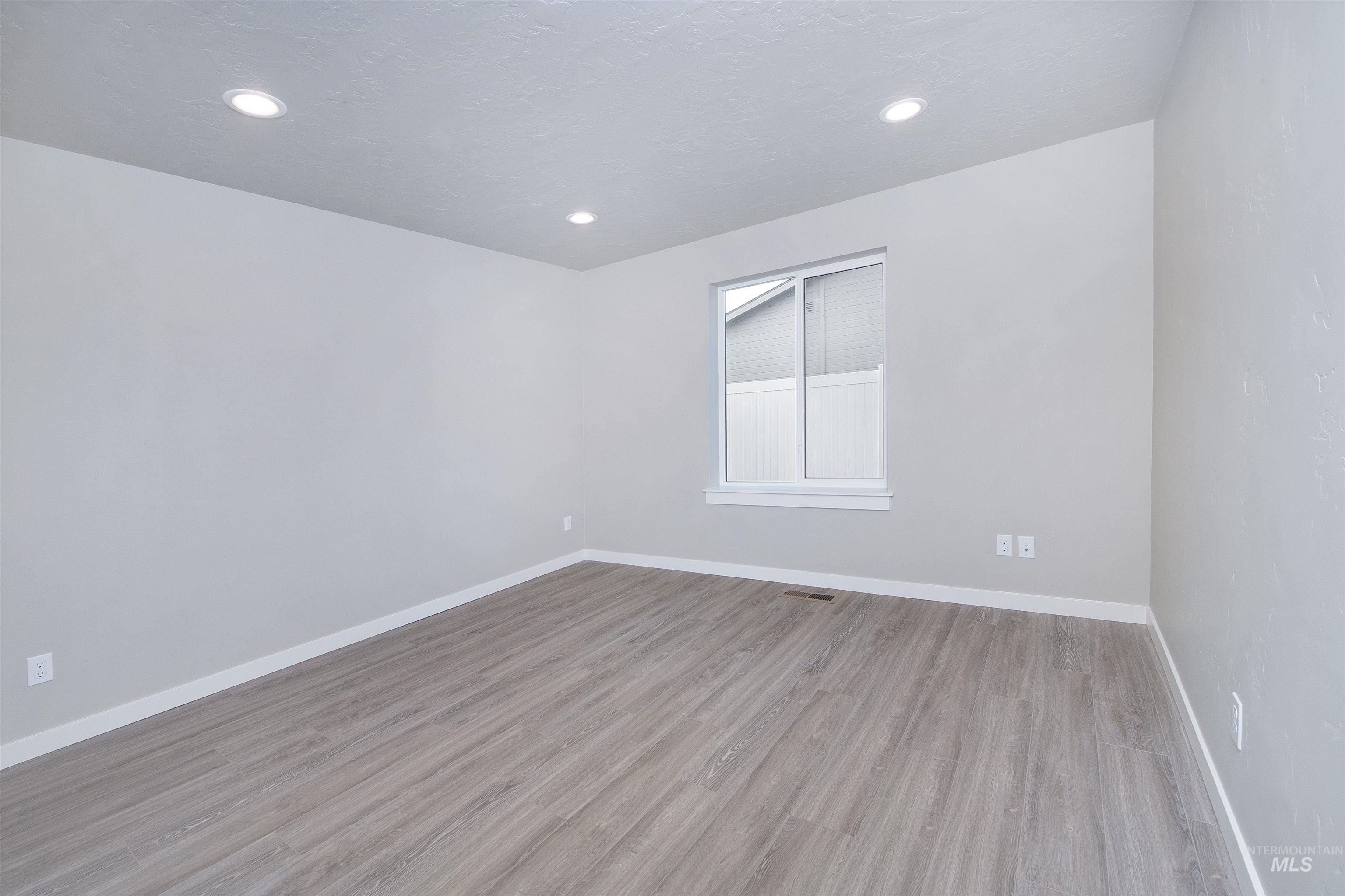 1211 Phillips Circle, Ontario, Oregon 97914-3905, 2 Bedrooms, 2 Bathrooms, Residential For Sale, Price $250,000,MLS 98982367