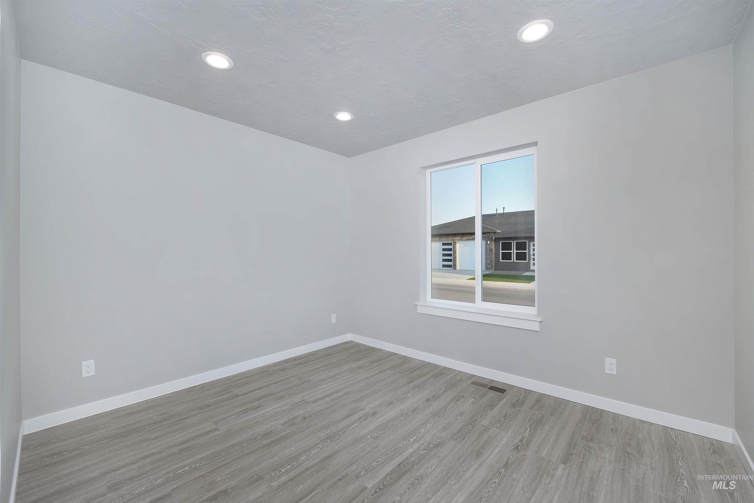 1211 Phillips Circle, Ontario, Oregon 97914-3905, 2 Bedrooms, 2 Bathrooms, Residential For Sale, Price $250,000,MLS 98982367