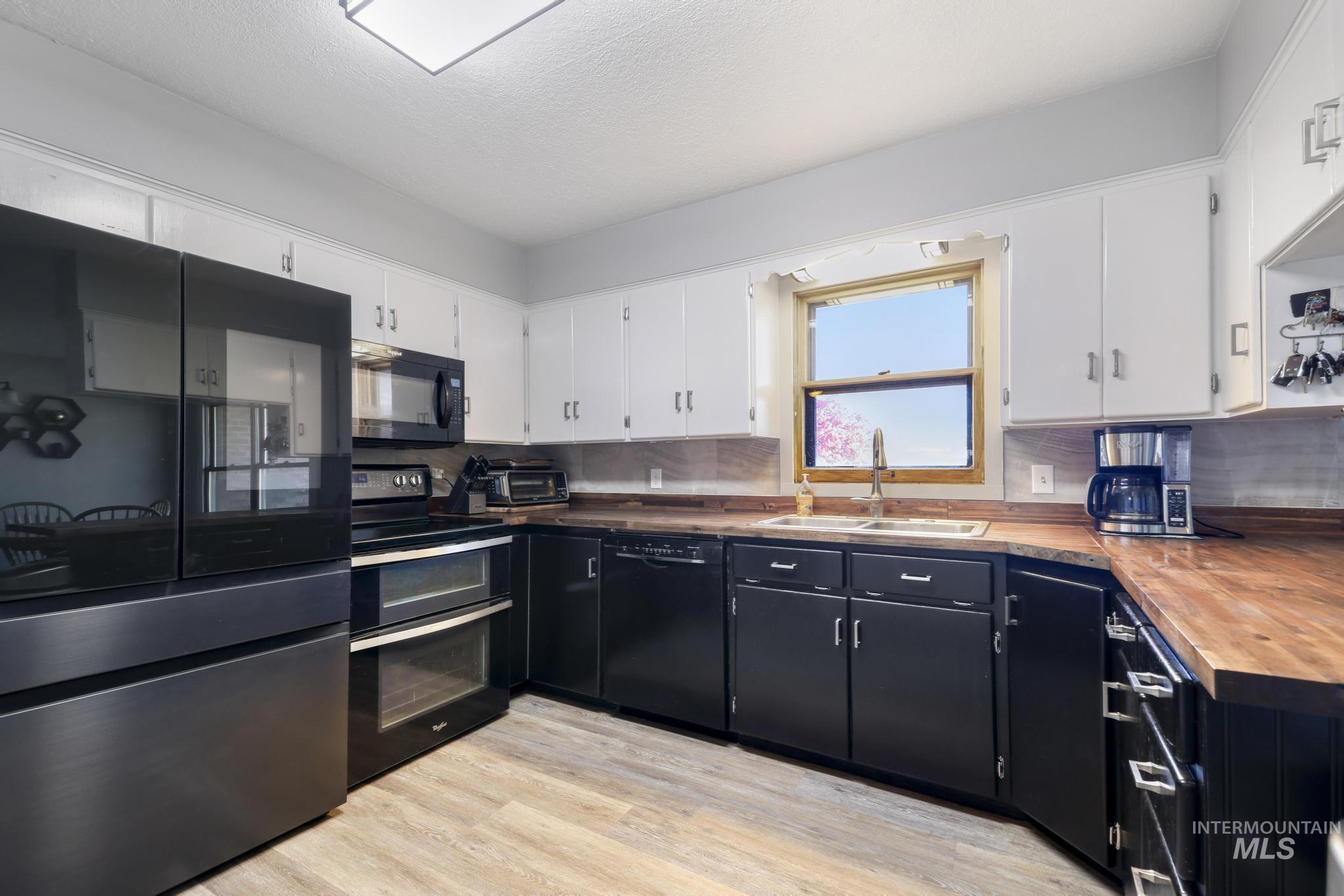 1084 E 300 N, Declo, Idaho 83323-0000, 5 Bedrooms, 3 Bathrooms, Residential For Sale, Price $575,000,MLS 98982384