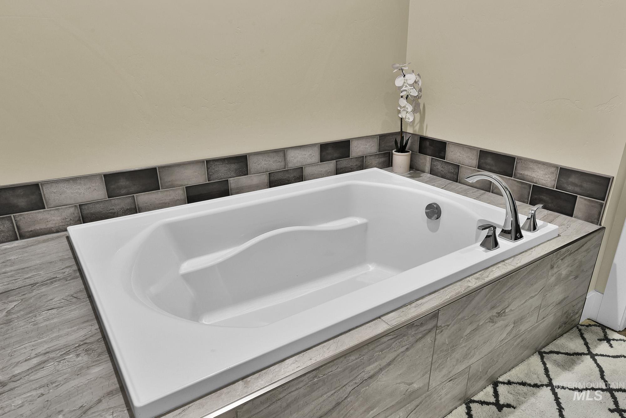 102 Thunder Mountain Ct, Homedale, Idaho 83628, 3 Bedrooms, 2 Bathrooms, Residential For Sale, Price $475,000,MLS 98982397