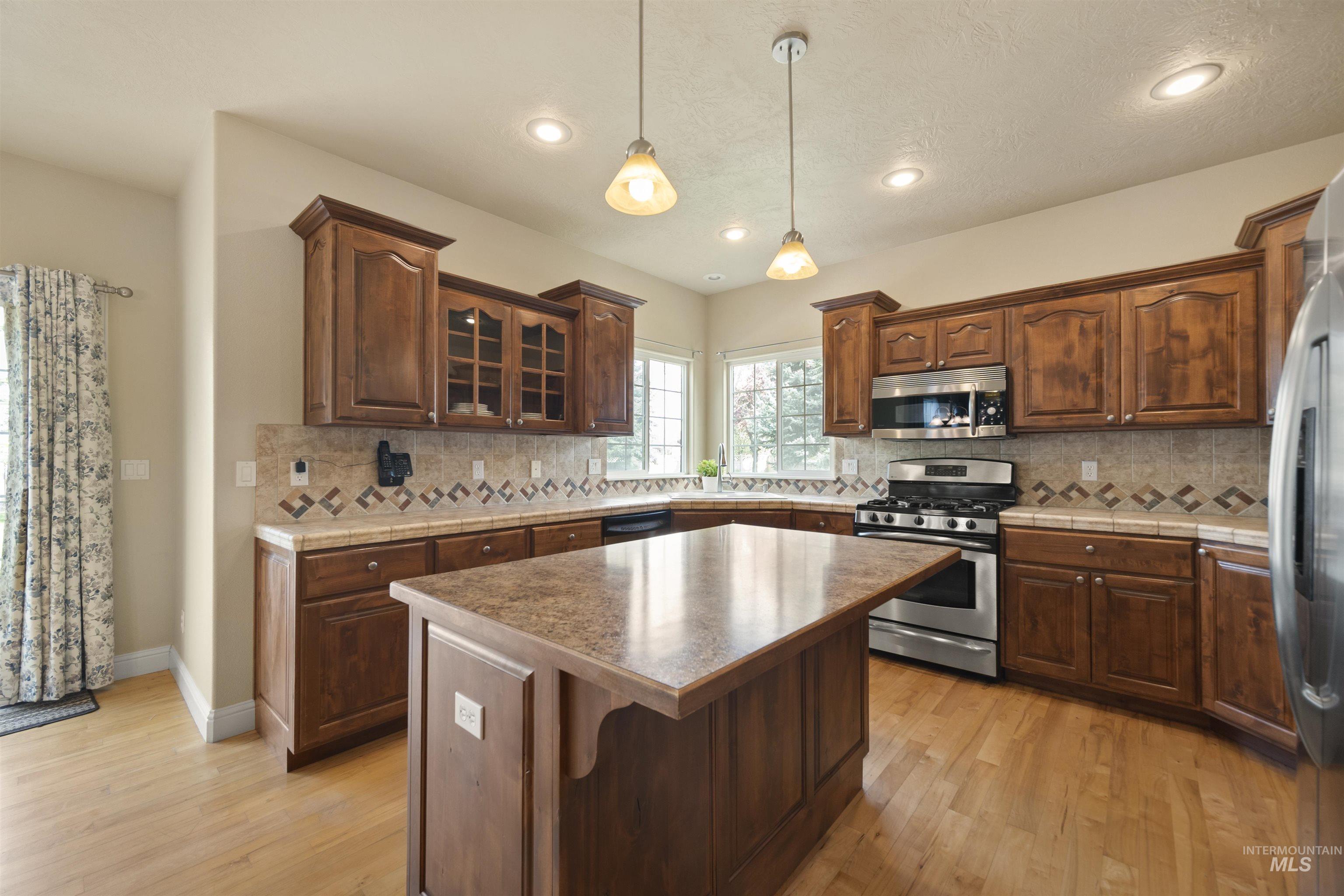 2698 W Torana Dr, Meridian, Idaho 83646, 4 Bedrooms, 3.5 Bathrooms, Residential For Sale, Price $925,000,MLS 98982398