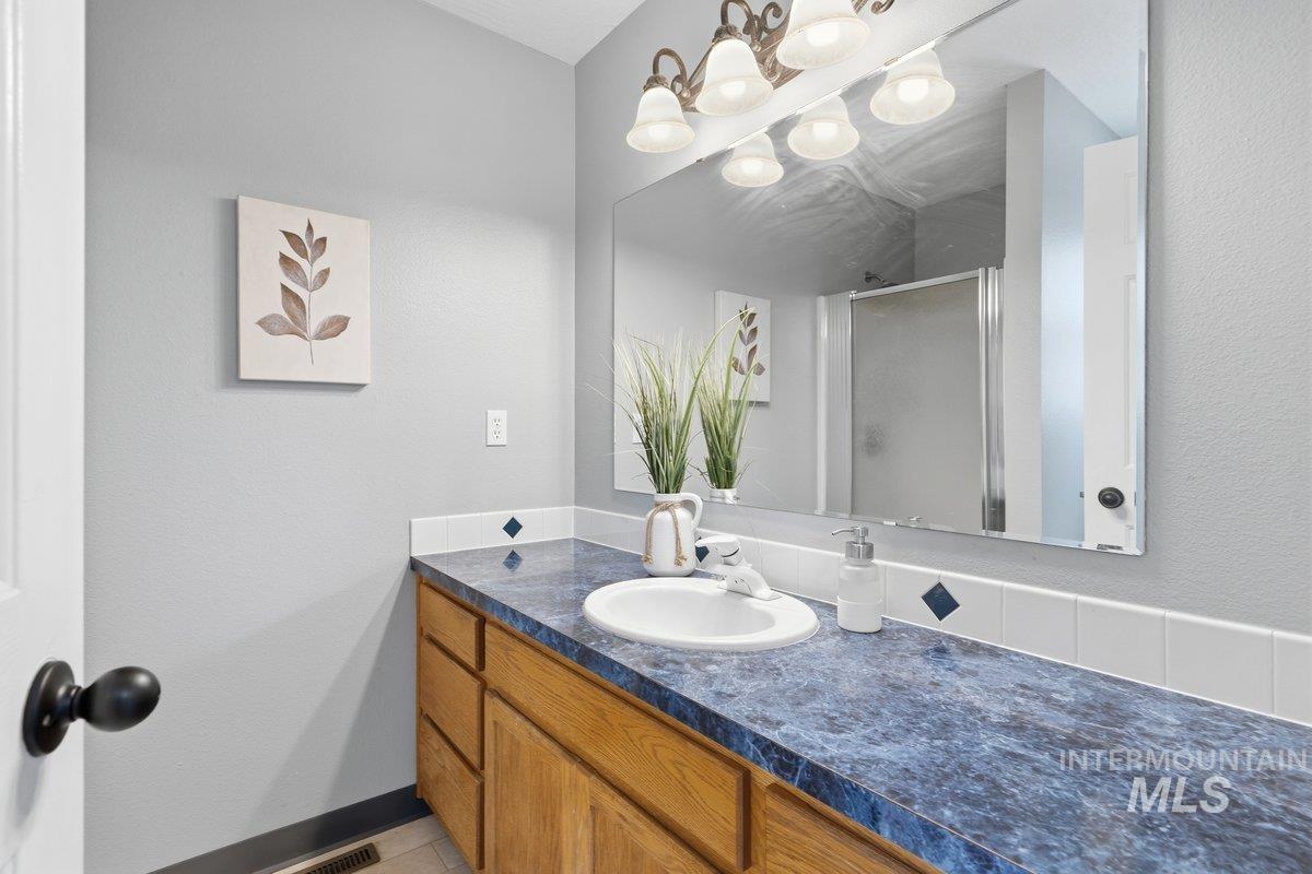 3308 Robinhood Loop, Nampa, Idaho 83687, 3 Bedrooms, 2 Bathrooms, Residential For Sale, Price $350,000, 98982400