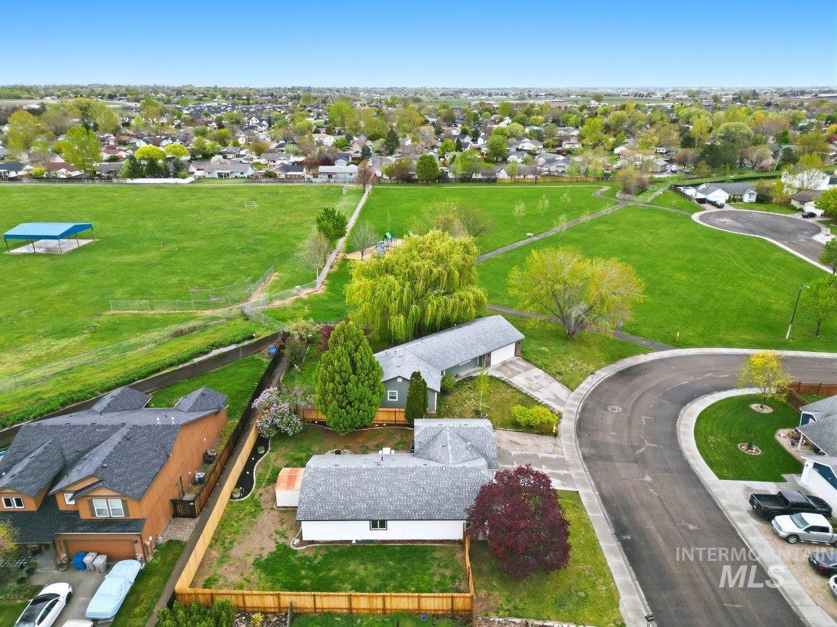 3308 Robinhood Loop, Nampa, Idaho 83687, 3 Bedrooms, 2 Bathrooms, Residential For Sale, Price $350,000, 98982400