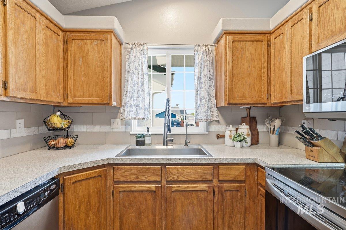 3308 Robinhood Loop, Nampa, Idaho 83687, 3 Bedrooms, 2 Bathrooms, Residential For Sale, Price $350,000, 98982400