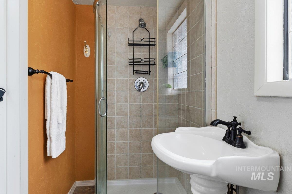 1420 Maple Avenue, Twin Falls, Idaho 83301, 3 Bedrooms, 2 Bathrooms, Residential For Sale, Price $329,900, 98982408