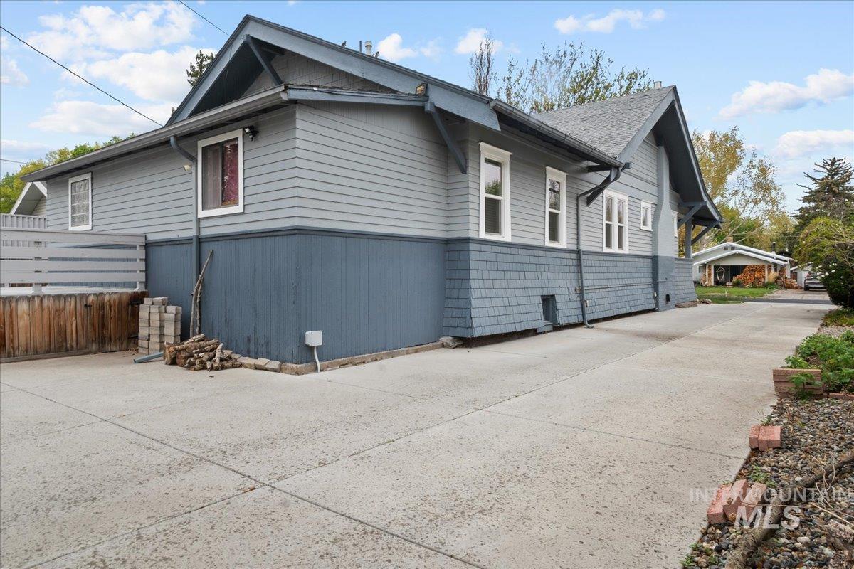 1420 Maple Avenue, Twin Falls, Idaho 83301, 3 Bedrooms, 2 Bathrooms, Residential For Sale, Price $329,900, 98982408