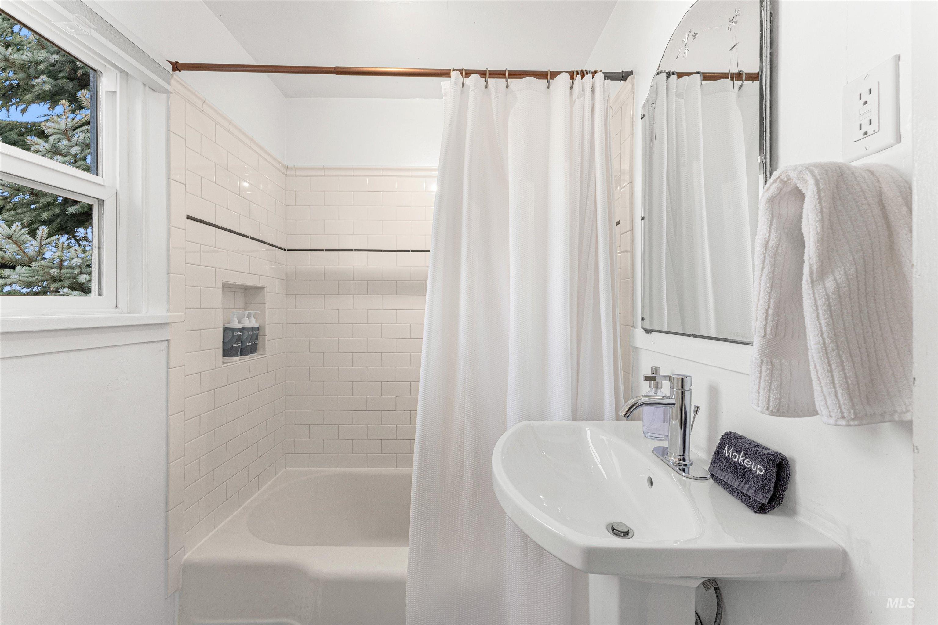 1605 N 11th St, Boise, Idaho 83702, 2 Bedrooms, 1 Bathroom, Residential Income For Sale, Price $949,900, 98982414