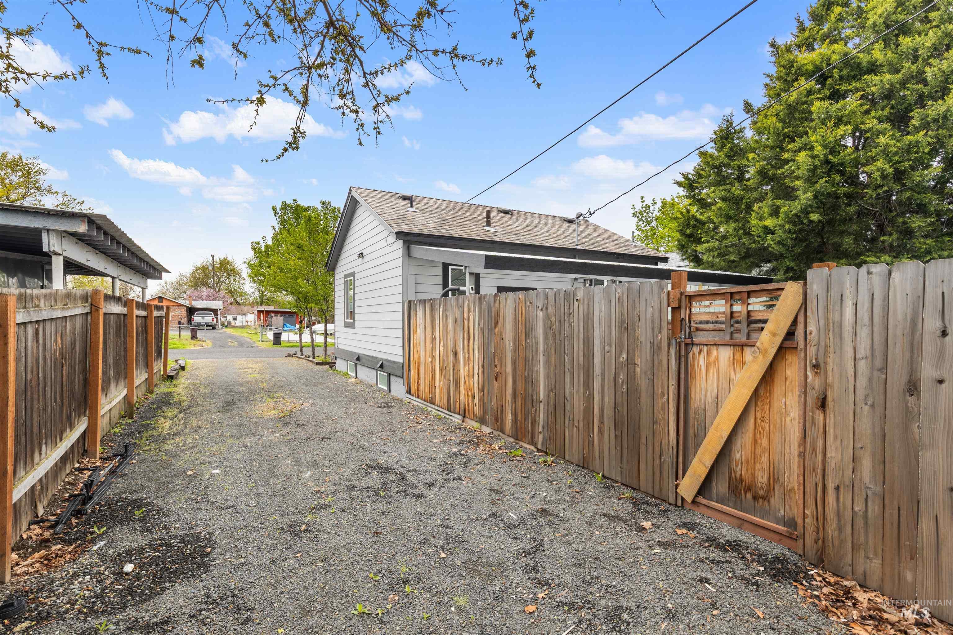 609 10th St, Clarkston, Washington 99403, 2 Bedrooms, 2 Bathrooms, Residential For Sale, Price $249,999, 98982437