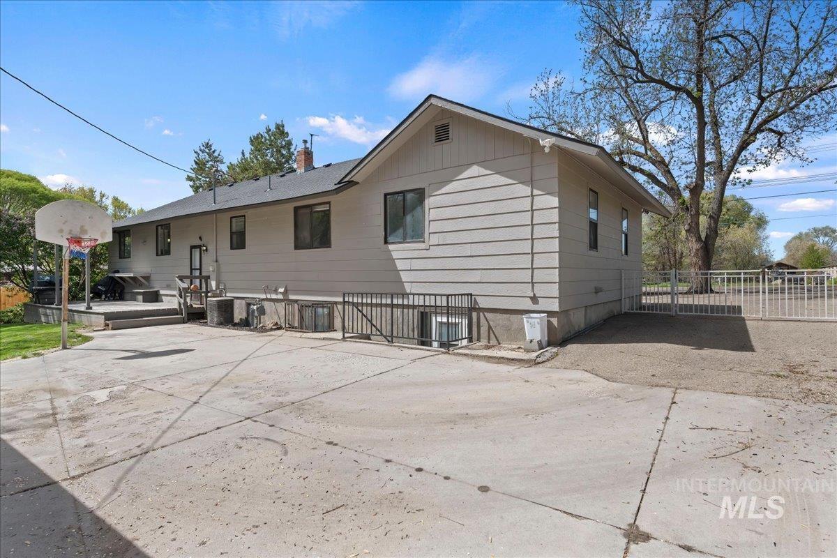 1132 S Powerline Rd, Nampa, Idaho 83686-5625, 4 Bedrooms, 2.5 Bathrooms, Residential For Sale, Price $595,000,MLS 98982438