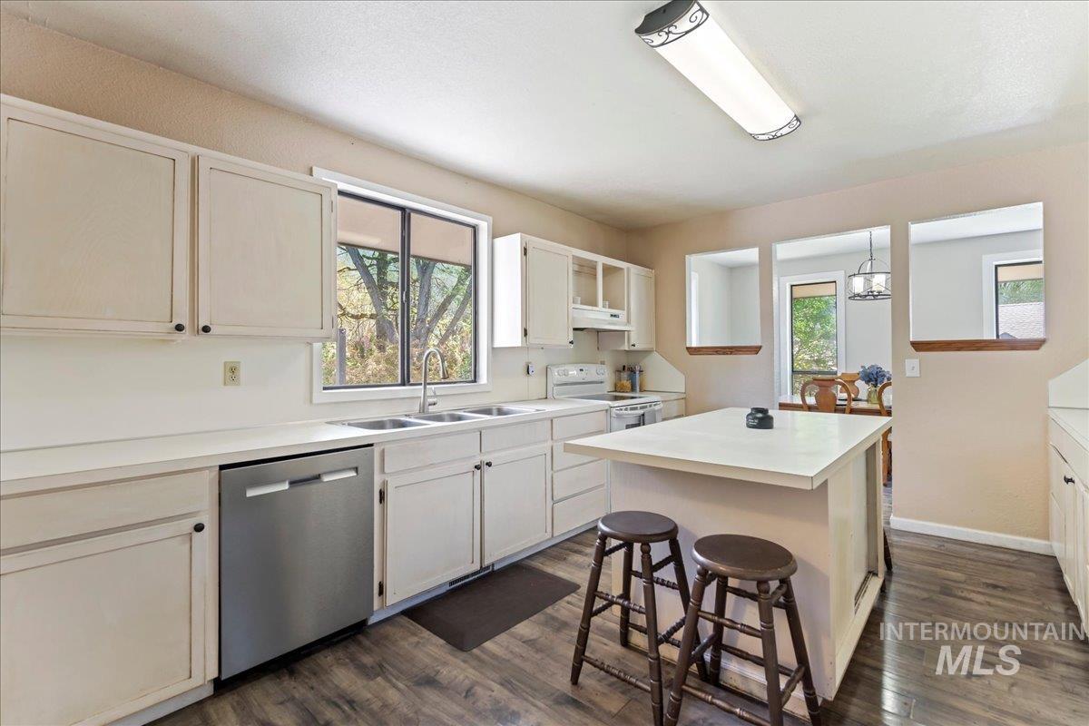 1132 S Powerline Rd, Nampa, Idaho 83686-5625, 4 Bedrooms, 2.5 Bathrooms, Residential For Sale, Price $595,000,MLS 98982438