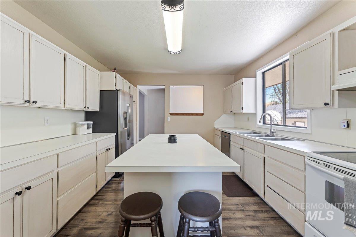 1132 S Powerline Rd, Nampa, Idaho 83686-5625, 4 Bedrooms, 2.5 Bathrooms, Residential For Sale, Price $595,000,MLS 98982438