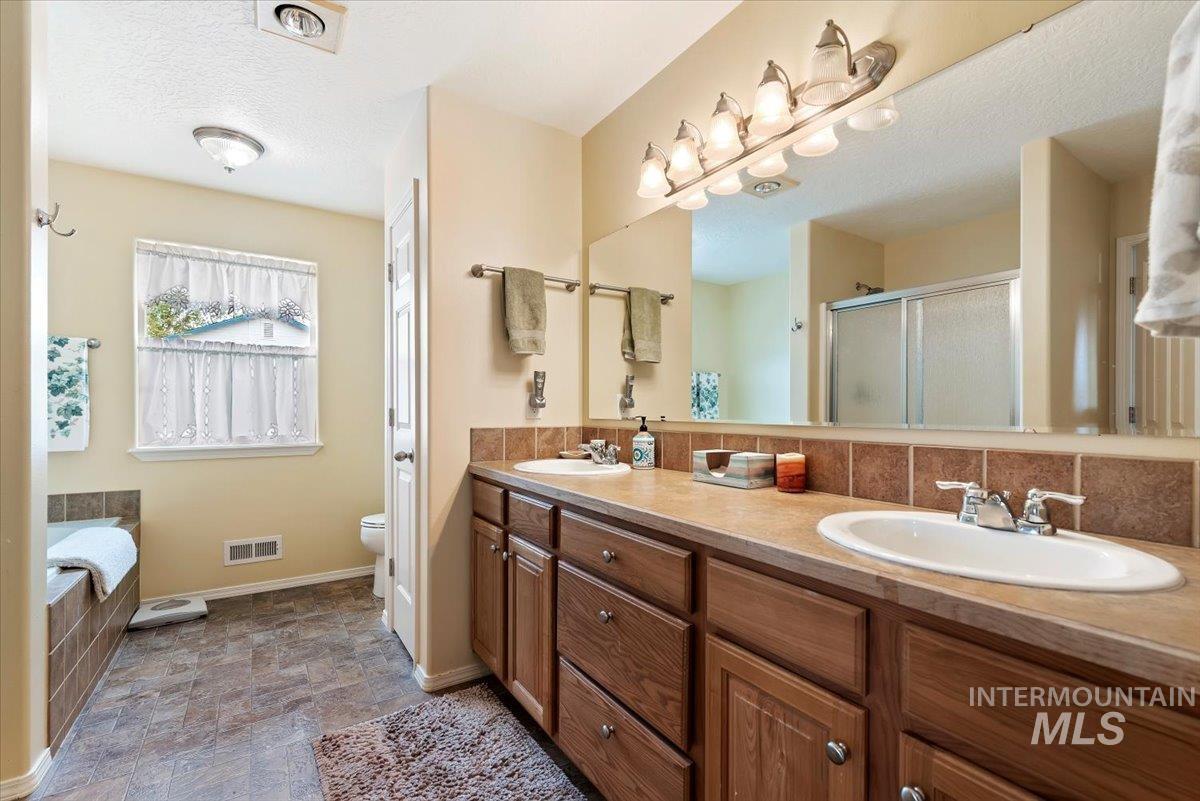 6424 Ustick Road, Nampa, Idaho 83687-8104, 4 Bedrooms, 3 Bathrooms, Residential For Sale, Price $749,900, 98982446