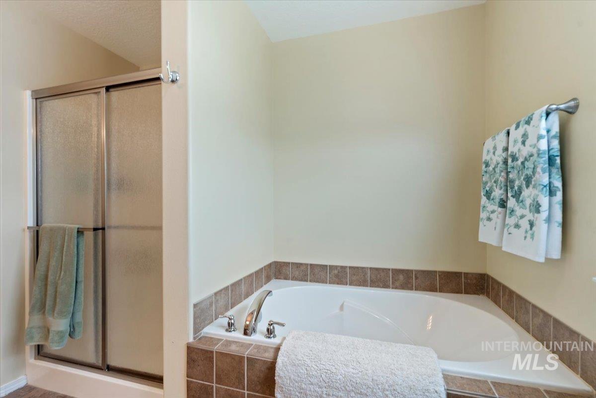 6424 Ustick Road, Nampa, Idaho 83687-8104, 4 Bedrooms, 3 Bathrooms, Residential For Sale, Price $749,900, 98982446