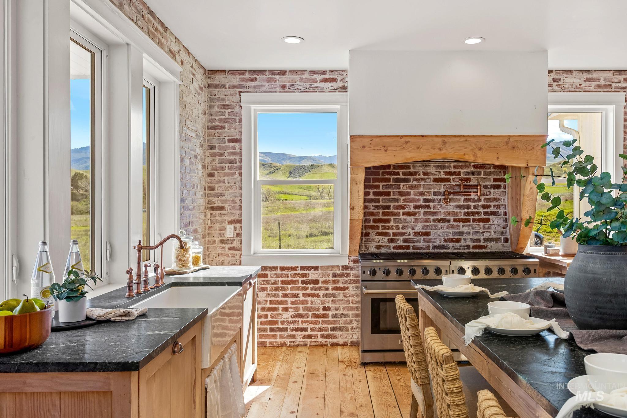 47 Faull Ranch Dr, Horseshoe Bend, Idaho 83629, 3 Bedrooms, 2.5 Bathrooms, Residential For Sale, Price $979,000, 98982450