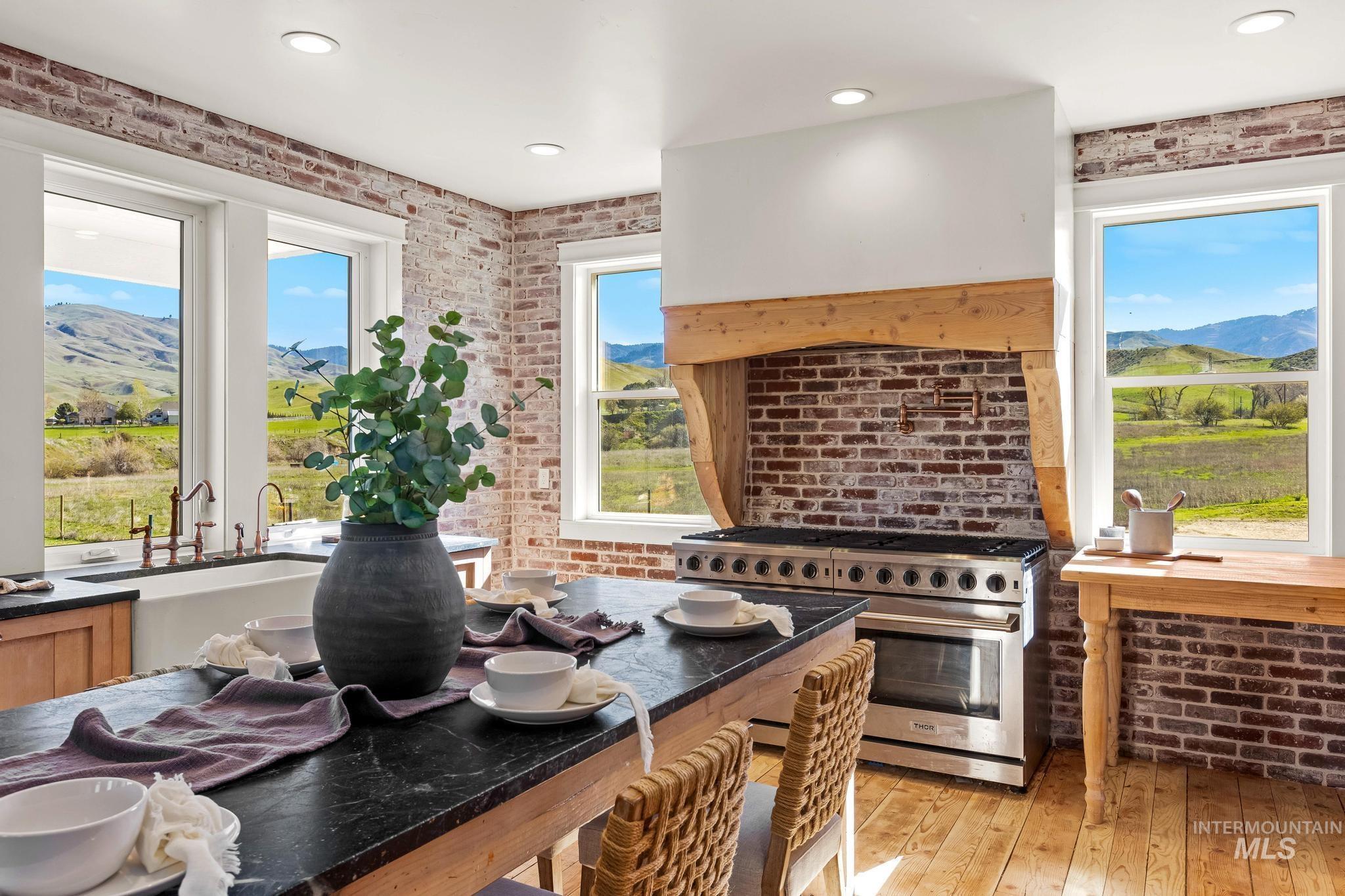 47 Faull Ranch Dr, Horseshoe Bend, Idaho 83629, 3 Bedrooms, 2.5 Bathrooms, Residential For Sale, Price $979,000, 98982450