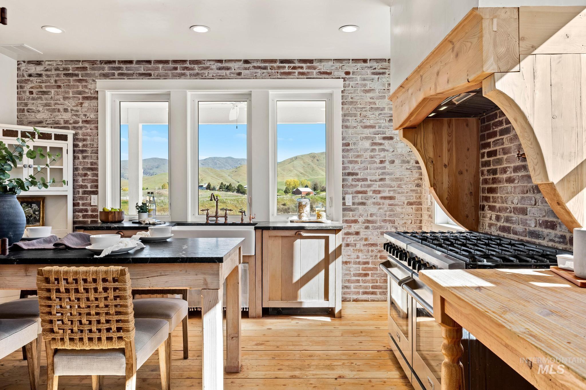 47 Faull Ranch Dr, Horseshoe Bend, Idaho 83629, 3 Bedrooms, 2.5 Bathrooms, Residential For Sale, Price $979,000, 98982450