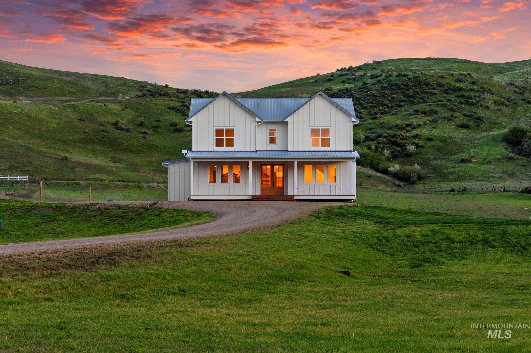 47 Faull Ranch Dr, Horseshoe Bend, Idaho 83629, 3 Bedrooms, 2.5 Bathrooms, Residential For Sale, Price $979,000, 98982450