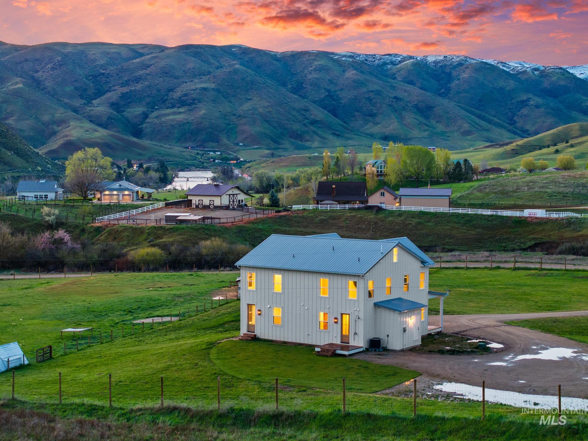 47 Faull Ranch Dr, Horseshoe Bend, Idaho 83629, 3 Bedrooms, 2.5 Bathrooms, Residential For Sale, Price $979,000, 98982450