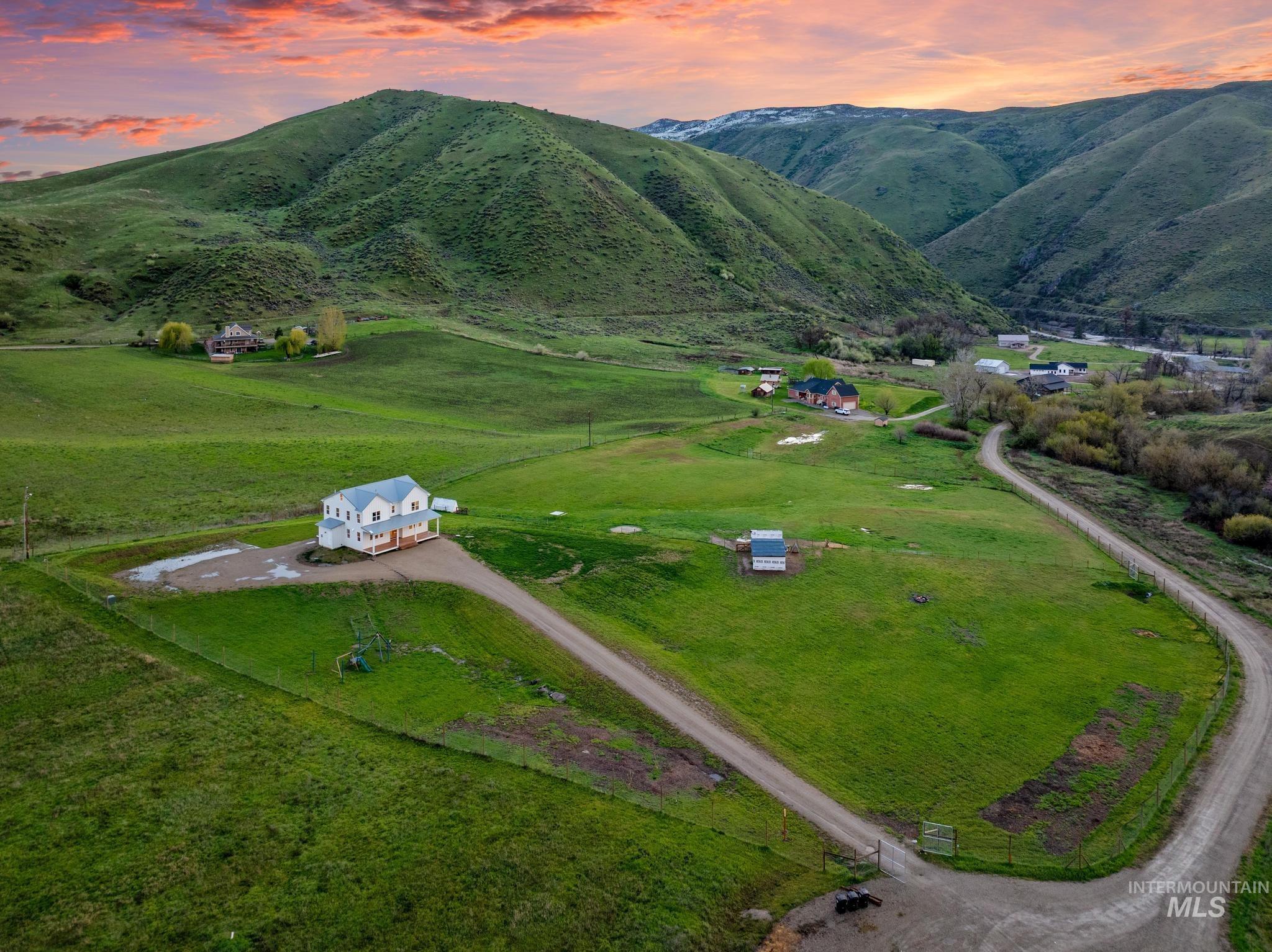 47 Faull Ranch Dr, Horseshoe Bend, Idaho 83629, 3 Bedrooms, 2.5 Bathrooms, Residential For Sale, Price $979,000, 98982450